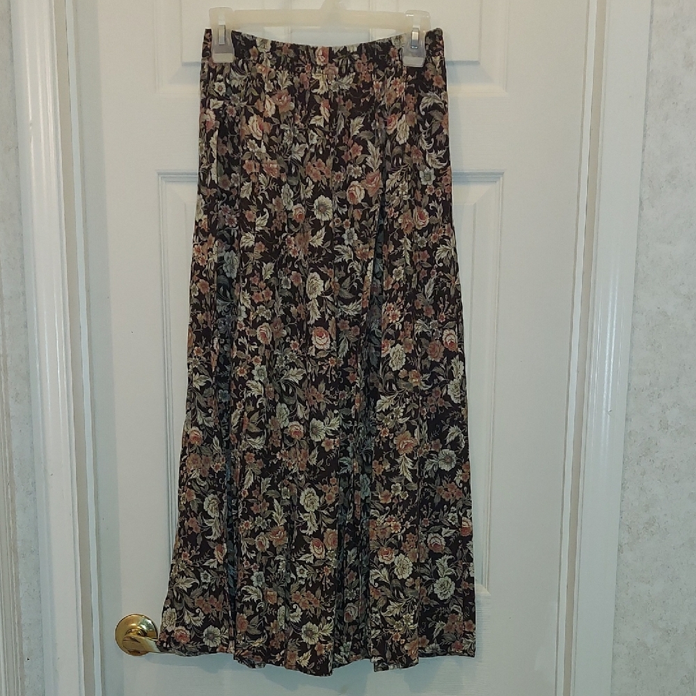 Metropolitan New York. 10001 Floral Print Maxi Skirt